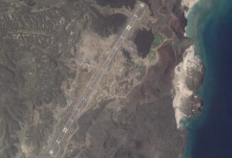 تُظهر صورة القمر الصناعي هذه من شركة - بلانيت لابس بي بي سي- (Planet Labs PBC) مهبط طائرات تم بناؤه في جزيرة زُقَر باليمن في البحر الأحمر - وكالة أسوشيتد برس